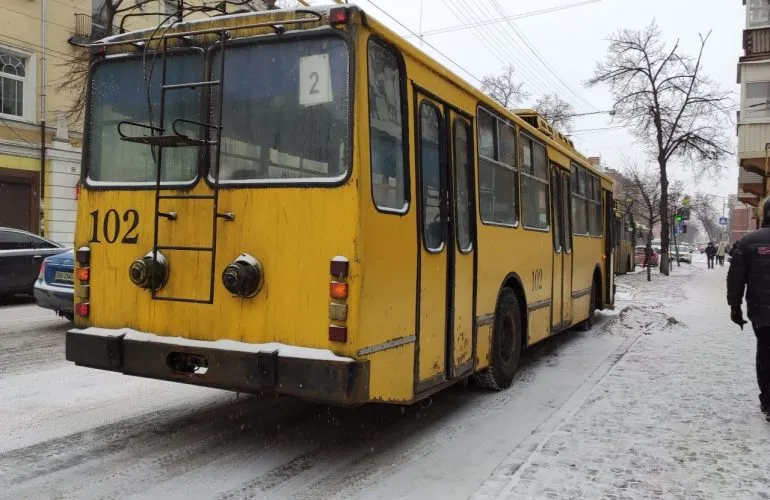 В Полтаве приостановили движение троллейбусов из-за обледенения сети