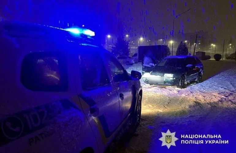 В Кременчуге водитель Skoda на парковке ТРЦ травмировал женщину и двоих детей во время дрифта