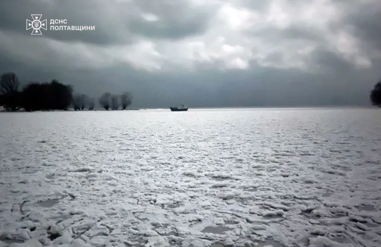 Спасатели вытащили троих людей, застрявших на льду Днепра в Градизьке