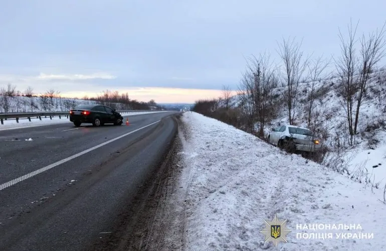 В Киеве нетрезвый мужчина угнал автобус и спровоцировал ДТП, столкнувшись с автомобилями