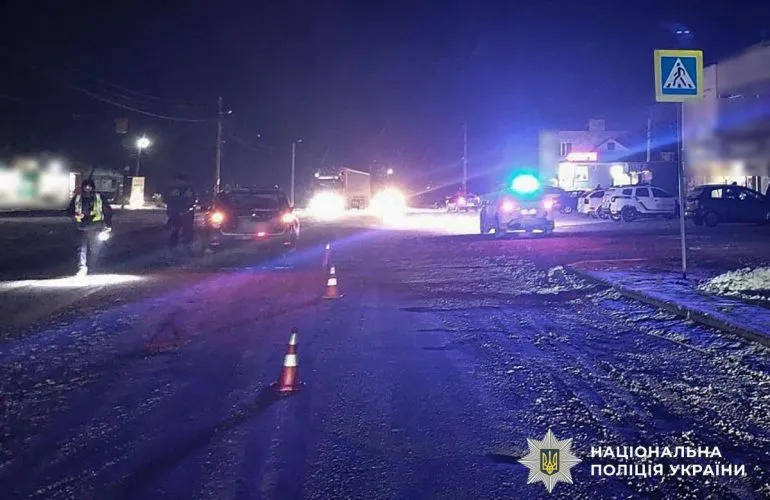 Микроавтобус врезался в дерево на трассе Лубны — Оржица: двое травмированных