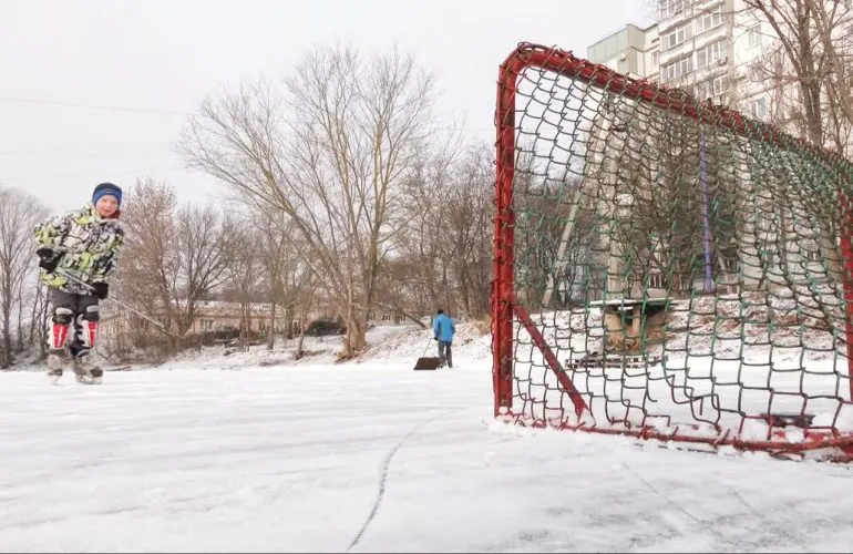 В Полтаве открыли бесплатный каток на пруду рядом с первой городской больницей