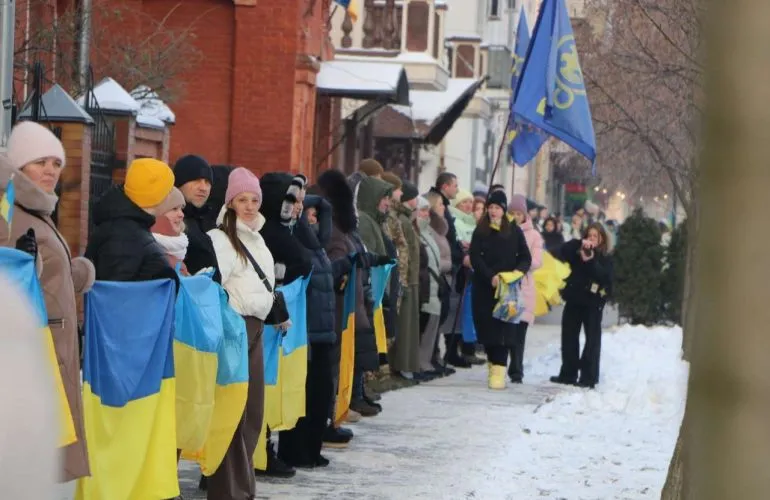 У Полтаві сформували живий ланцюг злуки напередодні Дня Соборності