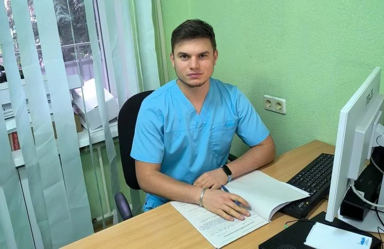 Випускник ПДМУ Віталій Дем’яненко працює в громаді за програмою МОЗ