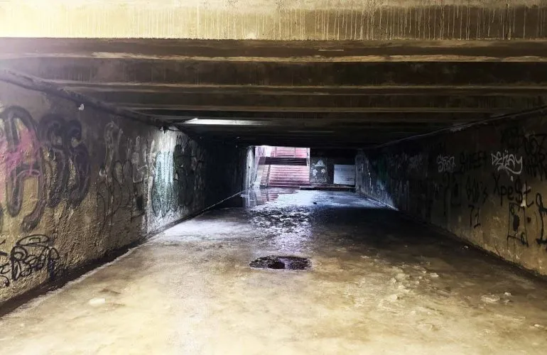 Підземний перехід біля 11-ї школи в Полтаві вкрився льодом