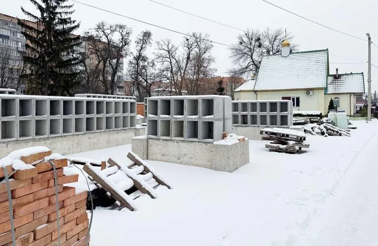 В Полтаве продолжается 1,5‑летнее строительство колумбария на Центральном кладбище