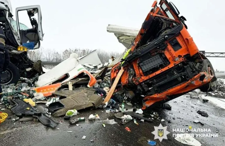 Недалеко от Пирятина на трассе Киев–Харьков столкнулись две грузовики