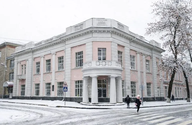 У Полтаві батьки занепокоєні можливим закриттям початкової школи ліцею №10