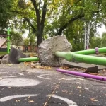 Водія BMW у Полтаві оштрафували за руйнування спортмайданчика під час комендантської години