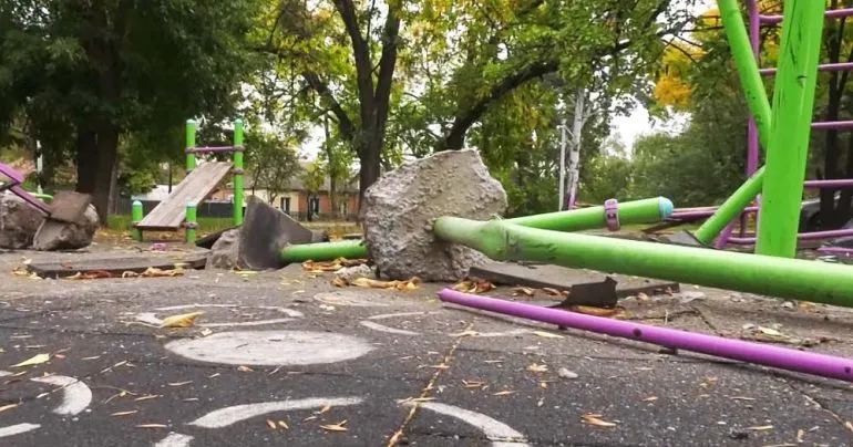 Водія BMW у Полтаві оштрафували за руйнування спортмайданчика під час комендантської години