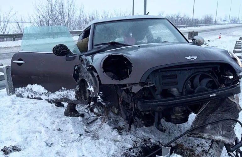 На трассе возле Решетиловки Mini Cooper врезался в отбойник: обстоятельства ДТП