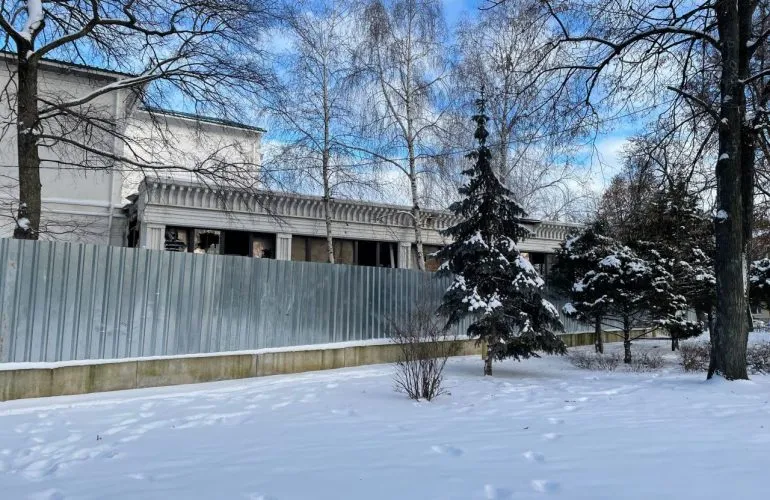 У Полтаві визначають вартість демонтажу незаконної прибудови «Старнайт» біля історичної будівлі