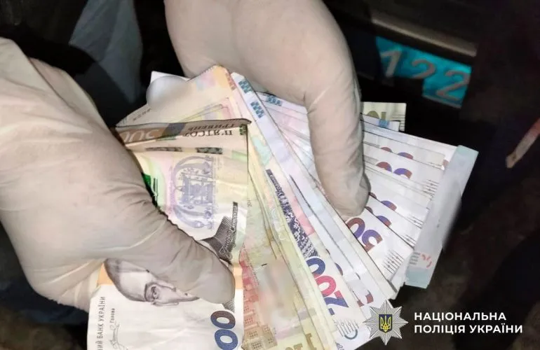 В Кременчуге на железнодорожном вокзале мужчина ограбил и избил продавщицу кафе