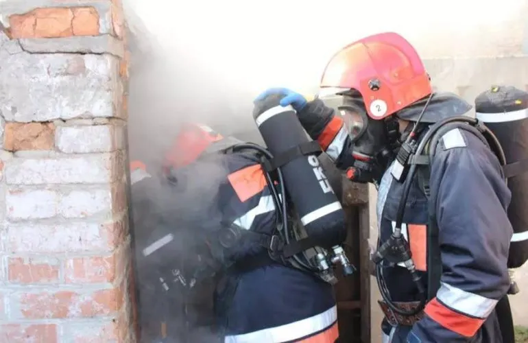 В Полтаве пожар в гараже из-за буржуйки уничтожил автомобиль и оборудование, владелец получил ожоги