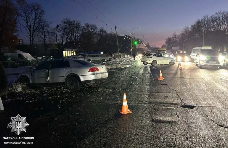 ДТП на перекрестке Европейской и Ляли Убийвовк: авто врезалось в электропору