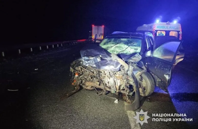 Двоє госпіталізовані після зіткнення вантажівки та кросовера на трасі Київ — Харків