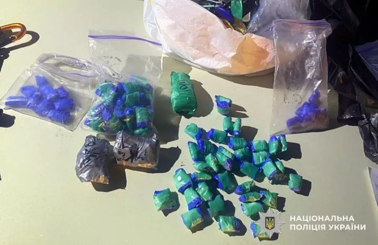 У Глобиному поліція затримала підозрюваного у збуті наркотикиків біля зупинки