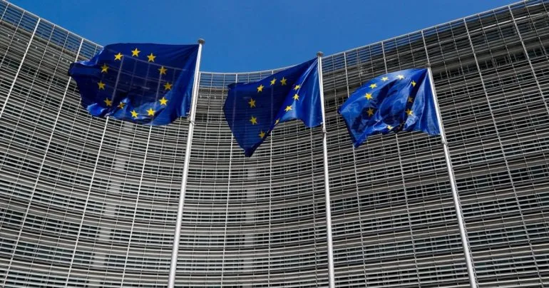 Еврокомиссия: временная защита для украинцев будет действовать до 2027 года