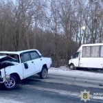 Легковик зіткнувся з автобусом на трасі Суми-Полтава