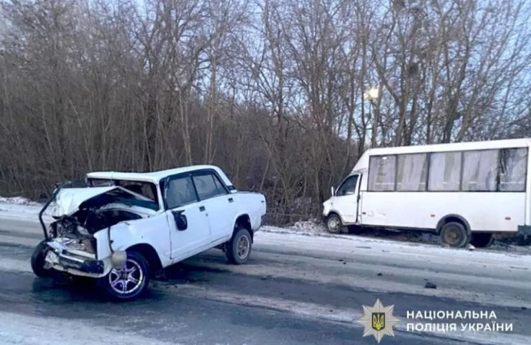 Легковик зіткнувся з автобусом на трасі Суми-Полтава