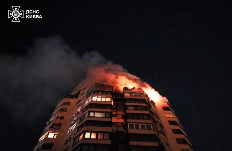 Пожежа в підвалі полтавської багатоповерхівки: рятувальники в апаратах