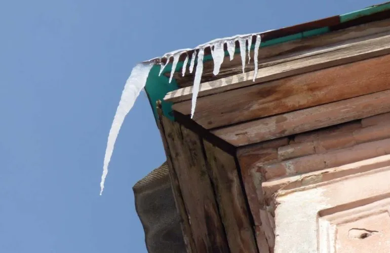 У Полтаві витратять майже 100 тис. грн на очищення дахів від нальоді