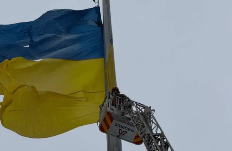В Полтаве после трех попыток заменили флаг на 50-метровом флагштоке