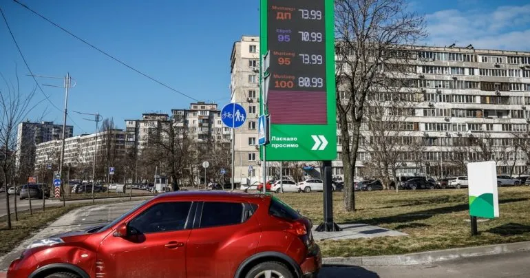 Чому держава вводить кешбек на паливо й готує ПДВ для ФОП
