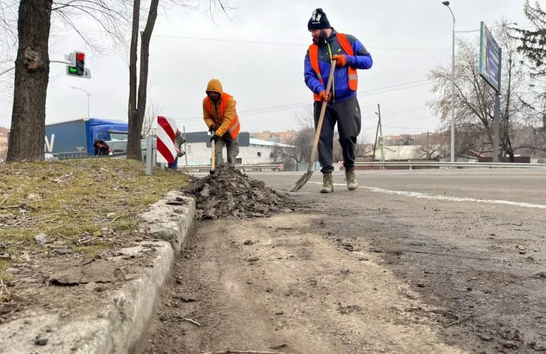 В Полтаве за восемь дней очистили более 12 км прибордюрной части дорог