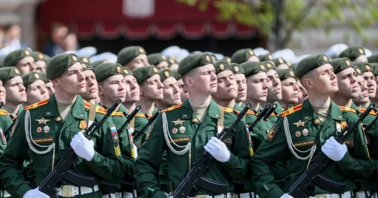 Почему парад 9 мая в Москве проведут без военной техники