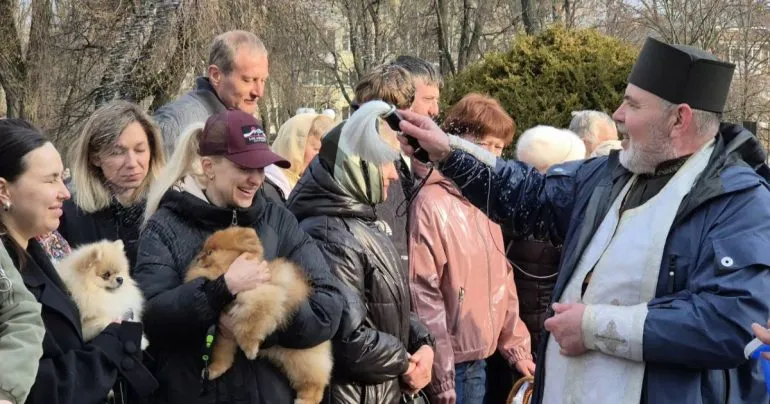 Ранкове освячення пасок у Полтаві: фоторепортаж