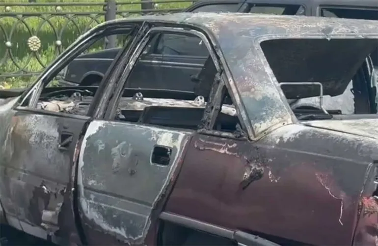 В Полтаве рядом с Южным вокзалом загорелся легковой автомобиль, повреждено соседнее авто