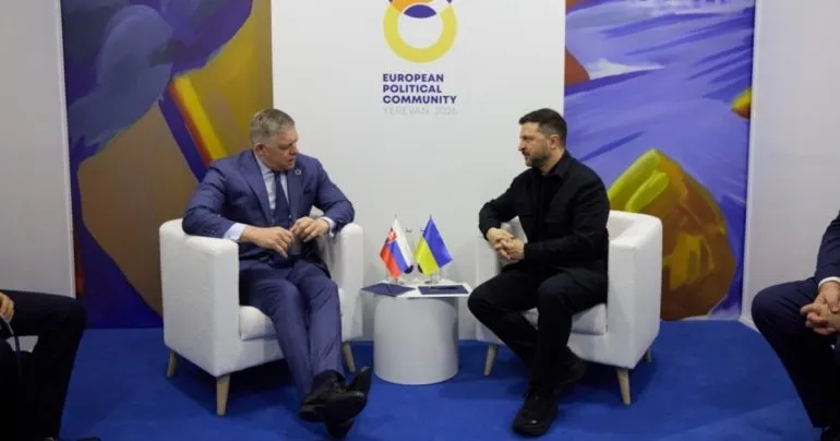 Зеленский встретился с премьером Словакии Фицо на саммите в Ереване