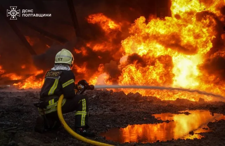 Почти 200 спасателей ликвидировали пожары после ночной атаки на Кременчугский район