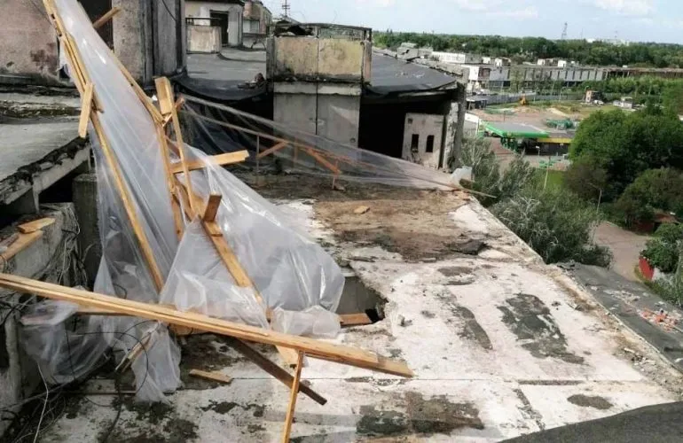 Жителей разрушенного дронами дома на Великотырновской затопляет дождями