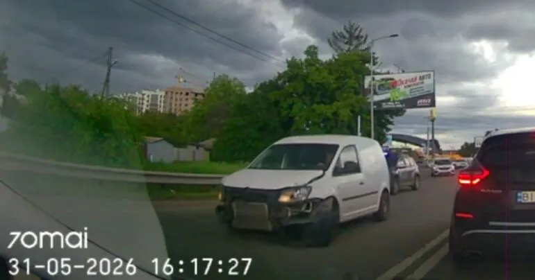 В Полтаве водитель Volkswagen逃 от полиции и повредил служебный автомобиль